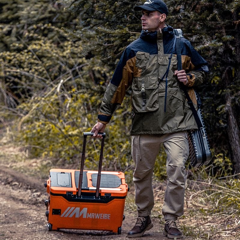 A new, super-light, 2022 new gear kit with multi-purpose lifts for fishing gear in a fish tank